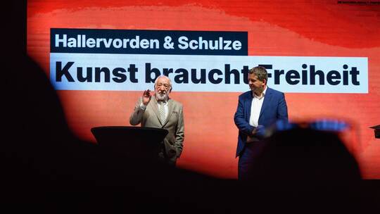 Hallervorden und Schulze unterhalten sich in Halle Hallervorden und Schulze unterhalten sich in Halle