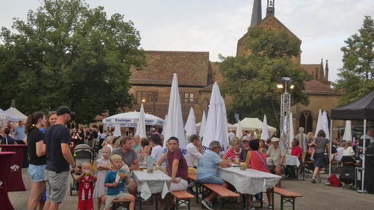 Trotz dunkler Wolken am Himmel war schon zum Auftrakt des Weinfestes am Freitagabend im Klosterhof viel los.