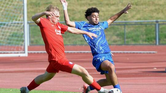Ein Spaziergang war das Pokal-Duell gegen Heddesheim (rechts Mohammad Biazid) für den FC Nöttingen (links Christian Tom Schmidt)