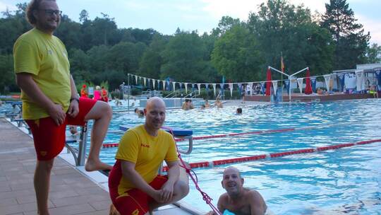 Schwimmen in der Dämmerung war zum 50. Geburtstag des Remchinger Schlossbads möglich. Darüber freuten sich die DLRG-Mitglieder J