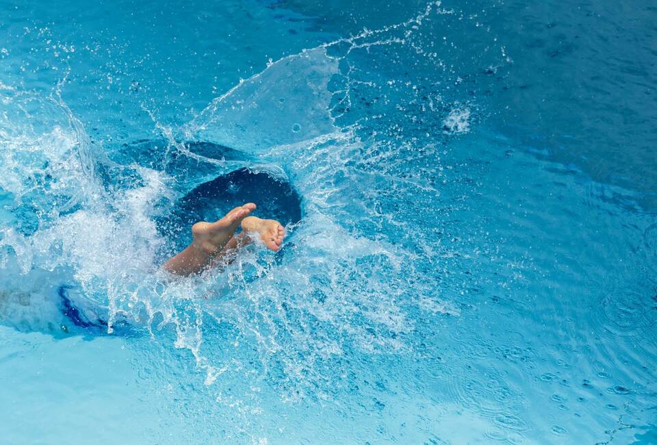 Sprung ins Schwimmbecken Sprung ins Schwimmbecken