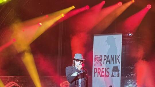 Sieht aus wie Udo, ist aber nicht Udo: Dominik Feist, der Udonaut, rockte mit den Panikern die Klosterbühne.
