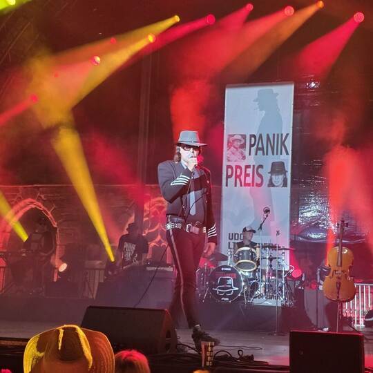 Sieht aus wie Udo, ist aber nicht Udo: Dominik Feist, der Udonaut, rockte mit den Panikern die Klosterbühne.