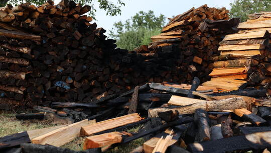 Am Montagabend brannte dieser Holzstoß bei Bilfingen.
