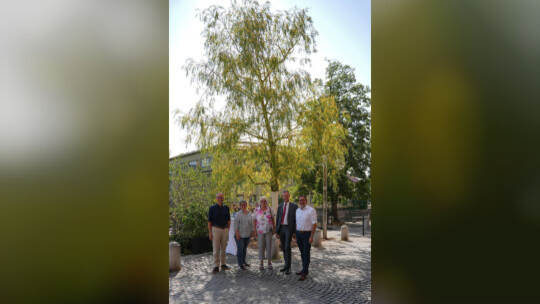 Stolz auf die Neupflanzung: Tobias Dreher und Karen Prem vom Grünflächenamt, Gerda Probst und Dr. Gunther Staib von der Irmgard
