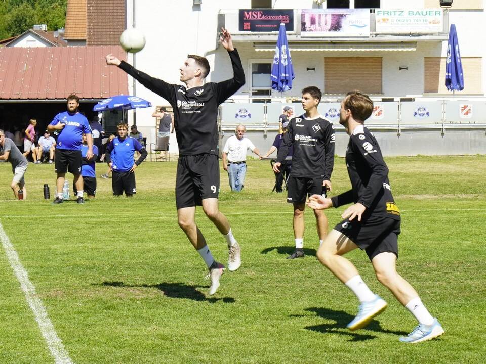 Waldrennachs Kai Ehrhardt (links) brillierte bei den Aufstiegsspielen mit einer starken Abwehr- und Zuspielleistung. Foto: TV Wa