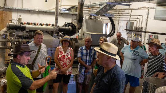 Im Technikraum des Lohwiesenhofes erläutert Landwirt und Betreiber Frank Burghardt (links) den PZ-Lesern, wie durch das Verbrenn