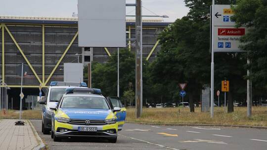 Polizei sichert Drohne bei ukrainischem Flugzeug in Leipzig Polizei sichert Drohne bei ukrainischem Flugzeug in Leipzig