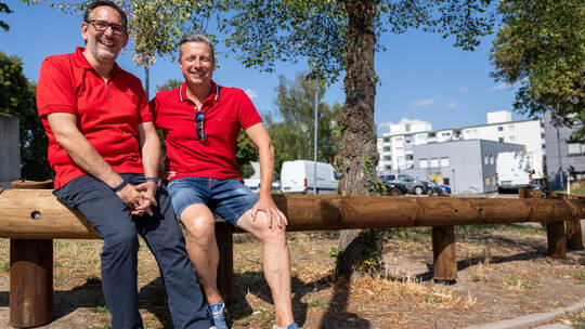Baubürgermeister Tobias Volle (links) und Festorganisator Jörg Augenstein nehmen auf der neuen hölzernen Bande Platz. Terror Absperrung Postparkplatz Brötzingen