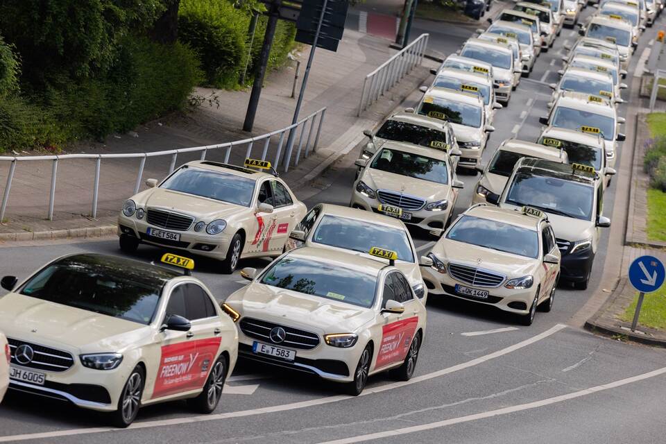 Taxifahrer demonstrieren gegen Mietwagenanbieter wie Uber Taxifahrer demonstrieren gegen Mietwagenanbieter wie Uber
