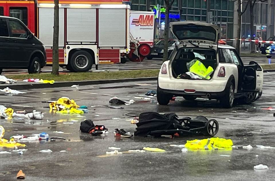 Auto in München in Menschengruppe gefahren Auto in München in Menschengruppe gefahren