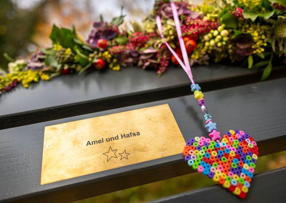 Gedenk-Bank am Flaucher Gedenk-Bank am Flaucher