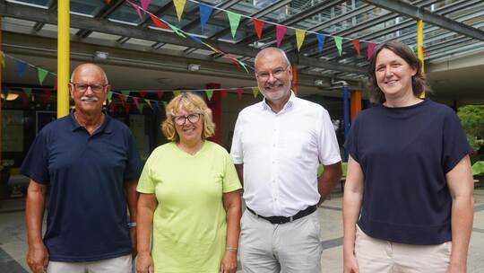 Altbürgermeister Thomas Karst, Hort-Vizeleiterin Ute Gebhard, Vizebürgermeister Ulrich Metzger und Konrektorin Birgit Pulskamp (