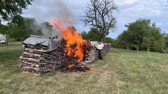 Lichterloh steht ein Holzstapel zwischen Bilfingen und Sperlingshof am Montag in Flammen: Kämpfelbachs Wehr ist seit Wochen im D