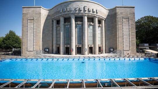 Temporärer Pool vor der Volksbühne