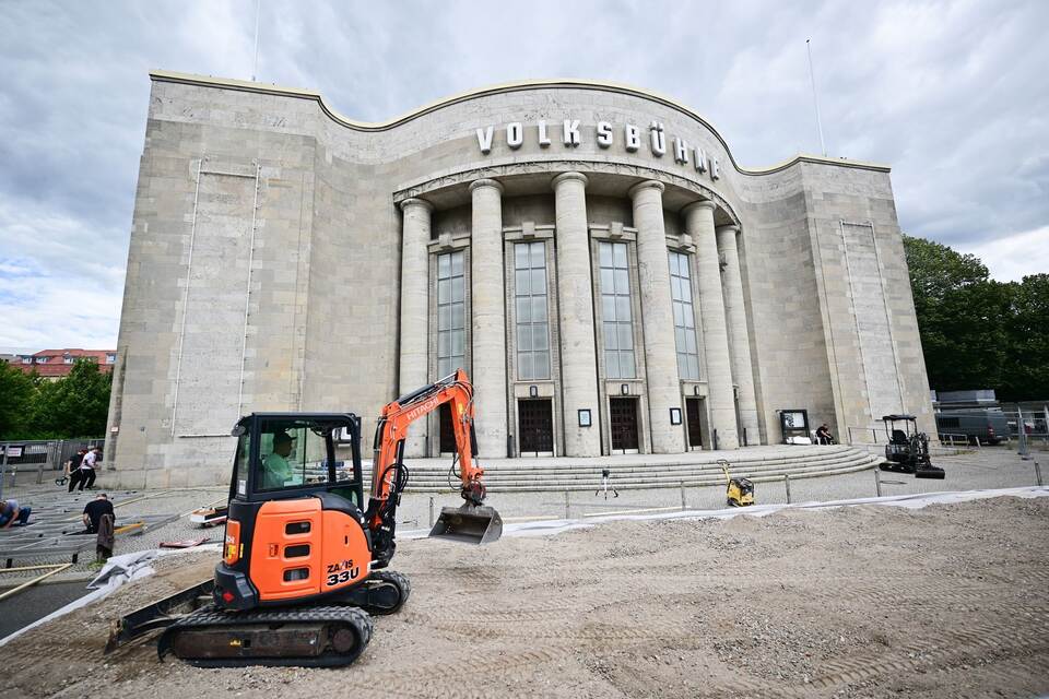 Temporärer Pool vor der Volksbühne