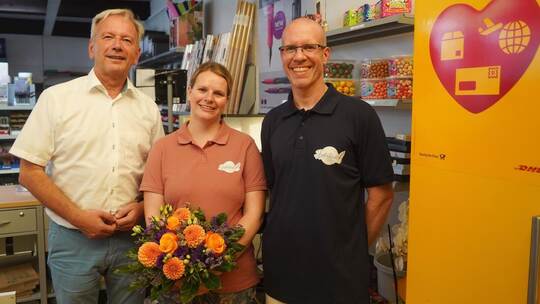 Bürgermeister Heiko Genthner freut sich, dass Sandra und Andreas Fischer (von links) die Postfiliale in Königsbach in ihren Schr