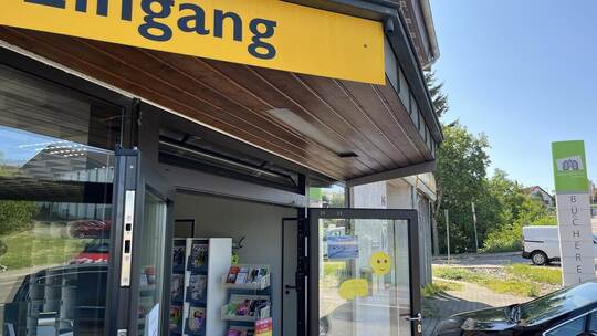 Dass es sich bei diesen Büchereiräumen eigentlich um Verkaufs- und Werkstattflächen eines Autohändlers handelt, ist eher nicht z