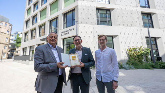 Sie freuen sich über das Gütesiegel: Ten Brinke Prokurist Ihab Mousa, Baubürgermeister Tobias Volle und Projektsteuerer Daniel S