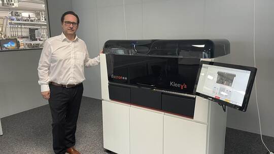 Marco Stuff, Sales & Product Manager bei Stratec, stellt die Geräteplattform „KleeYa“ vor, ein vollautomatisches Laboranalysesys