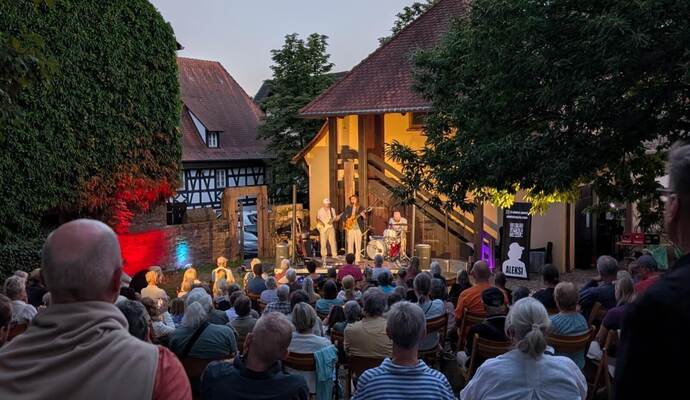 Sitzplätze reichen nicht aus: Aleksi begeistert bei  „Sommerfrische“-Konzert in Brötzingen