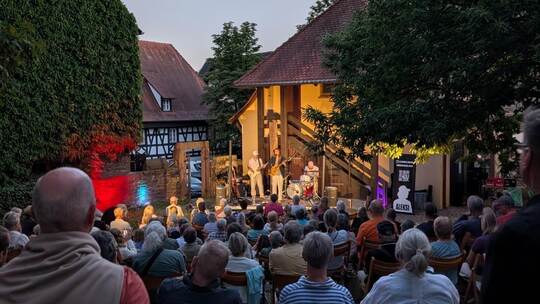 Open-Air im Brötzinger Museumsareal: Das Konzert des Folkclub Prisma, der Musikerinitiative Pforzheim und Horch! füllte die Sitz