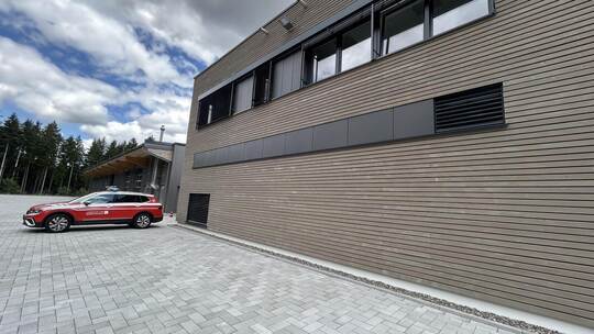 In dieser großen Halle des künftigen „Zentrums für Brand- und Bevölkerungsschutz“ in Neubulach-Martinsmoos, mitten im Landkreis