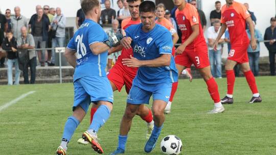Joao Tardelli (am Ball) trifft mit Coschwa auf Nöttingen II. Foto: Ralf Becker
