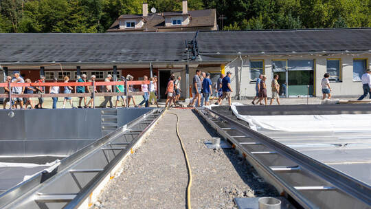 Schön vorsichtig, es ist schließlich eine Baustelle: Bernd Hagenbuch (rechts) führt die Besuchergruppe am traditionsreichen Badg Schau Mal Baustelle Nagoldfreibad