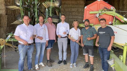 Blicken auf dem bolayschen Hof in Lienzingen auf die Ernte im ersten Halbjahr zurück: Michael Neubauer (Baywa, von links), Bäcke