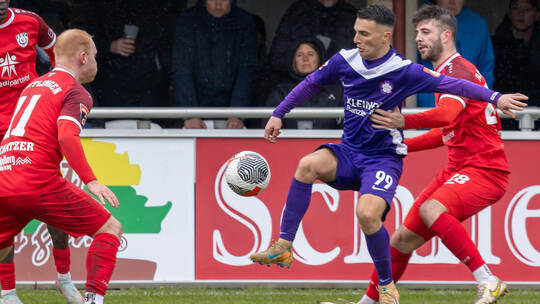 Ein weiteres Mal hatten es in der Fußball-Oberliga die Nöttinger Stammkraft Salvatore Catanzano und Jonas Vogler (rechts) mitein