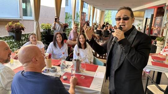 Sänger Enzo d‘Eugenio und seine Frau Mely entzünden ein musikalisches Feuerwerk, das die ganze Passage in eine muntere Party-Mei