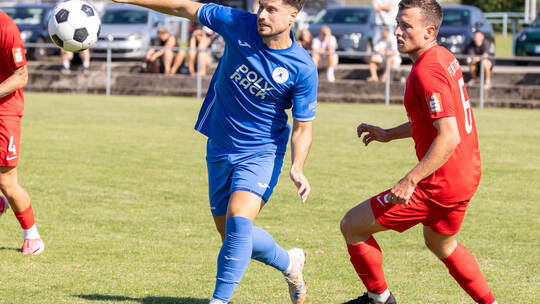 Barkin Saytas (links) brachte die Spvgg Coschwa gegen den FC Nöttingen II um Nick Stöhrer (rechts) mit 1:0 in Führung. Ralf Beck