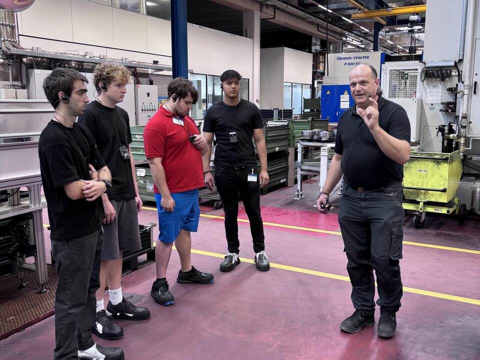 Ausbilder Hartmut Peichl führt die Teilnehmenden durch die Produktion und erläutert die Produktionsschritte bei Stöber Antriebst