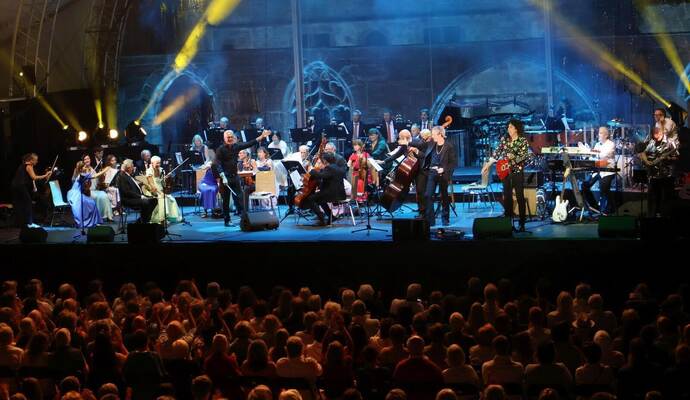 Flammendes Finale beim Calwer Klostersommer: Kombination aus Klassik- und Rockpreziosen begeistert Zuschauer