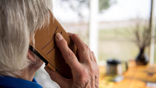 Immer neue Maschen entwickeln dreiste Betrüger, um zumeist ältere Menschen am Telefon um Geldsummen oder Wertgegenstände zu erle Rentnerin am Telefon