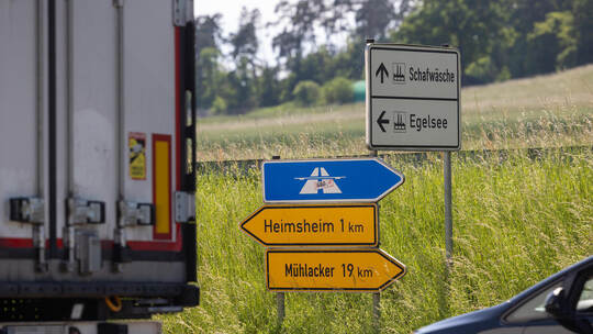 Laster auf dem Weg ins Heimsheimer Gewerbegebiet: Was genau ist dort an Pfingsten passiert? Archivfoto: Röhr Heimsheim Egelsee LKW Diebstahl