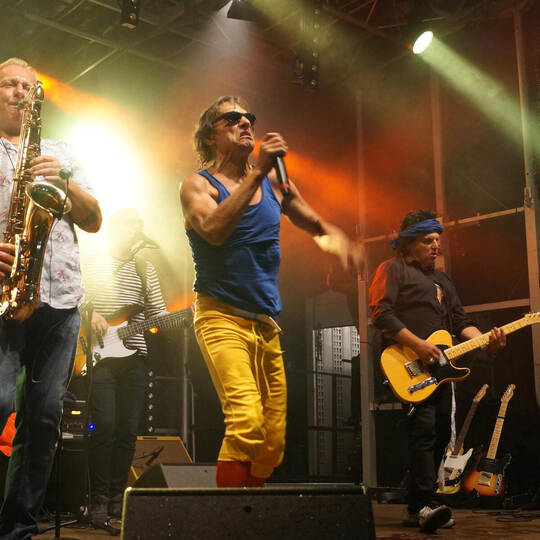 „Bigger Band“ gaben bei den SommerevEnz 2023 ein zündendes Stones-Cover. Robin Daniel Frommer