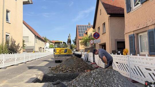 Polier Abdulkadir Murat von der Firma HS Bau wirft einen Blick in eine der Baugruben im ersten Bauabschnitt der Wiernsheimer Ort