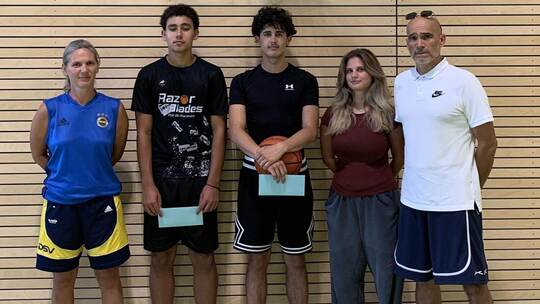 Trainerin Amela Demirtas (von links), Silas Assefaw, Davide Ambrosio, Co-Trainerin Ayla Demirtas und Vorstandsmitglied Daniel G.