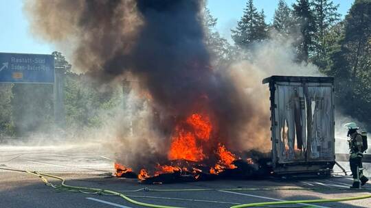 Lastwagen-Brand auf A5 Lastwagen-Brand auf A5