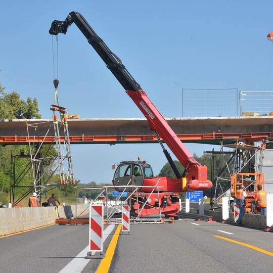 Stahlträger stürzt auf A81