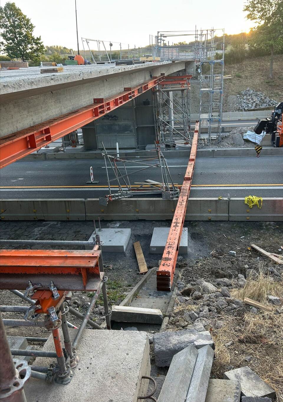 Stahlträger stürzt auf A81 Stahlträger stürzt auf A81
