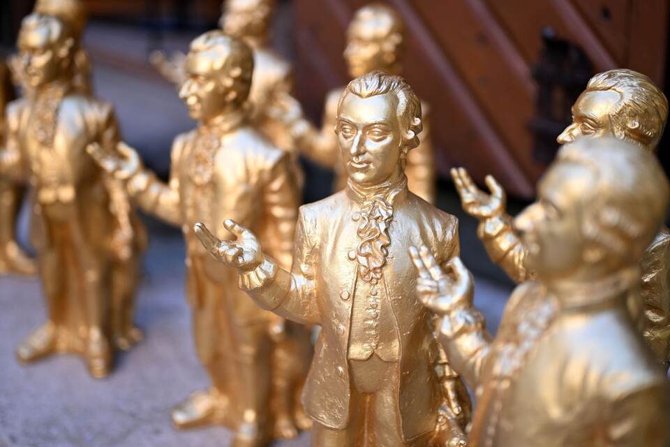 Salzburg feiert 270. Geburtstag Mozarts mit goldenen Figuren Salzburg feiert 270. Geburtstag Mozarts mit goldenen Figuren