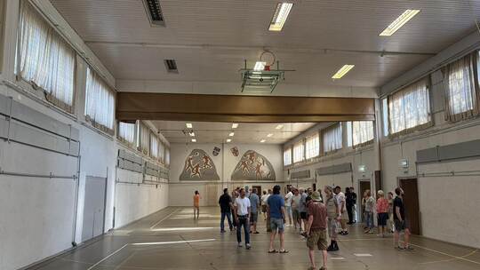 Zwischen 40 und 50 Menschen nutzen am Dienstagnachmittag die Gelegenheit, die marode Halle noch einmal zu besichtigen und sich e