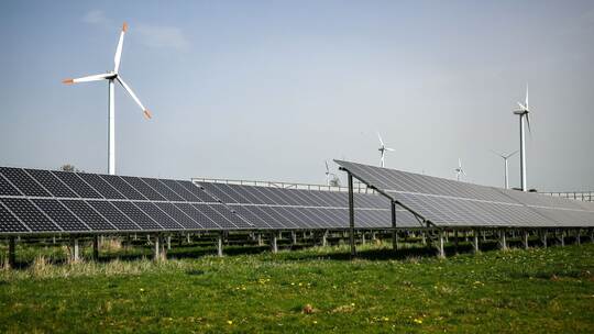 Windräder hinter Solaranlagen Windräder hinter Solaranlagen