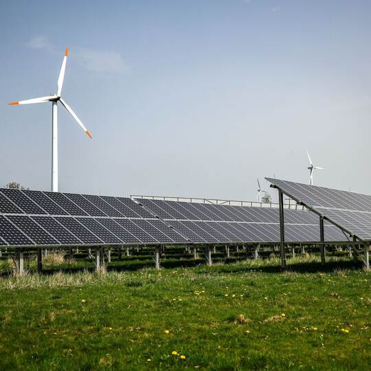 Windräder hinter Solaranlagen Windräder hinter Solaranlagen