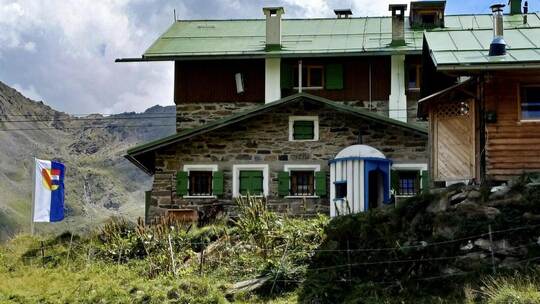 Die Pforzheimer Stadtfahne ist bei einer Wandertour am vergangenen Wochenende wieder an der Berghütte im Sellrain in Tirol gehis