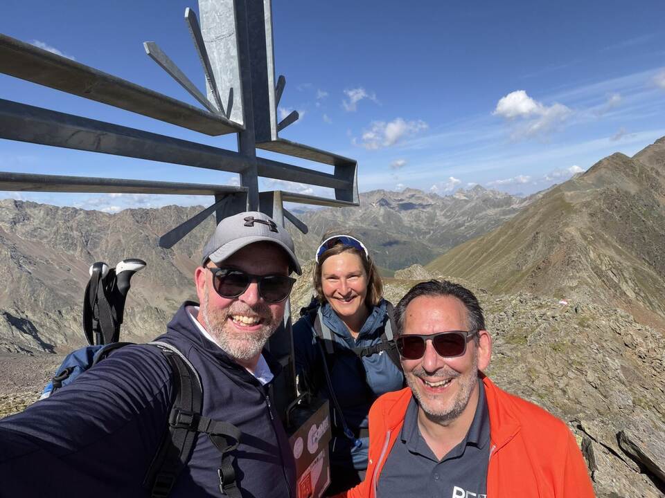 Das Trio erklimmt auch den Gipfel des Samerschlags, der als Hausberg der Pforzheimer Hütte gilt und hält es per Selfie-Foto fest