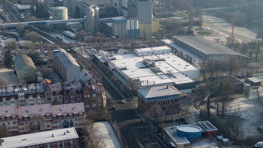 Noch bis Februar wird die Kaufland-Filiale im Gebäudekomplex (weißes Dach) zwischen B10 und Eishalle in der Oststadt geöffnet ha Luftbild Oststadt Gasometer